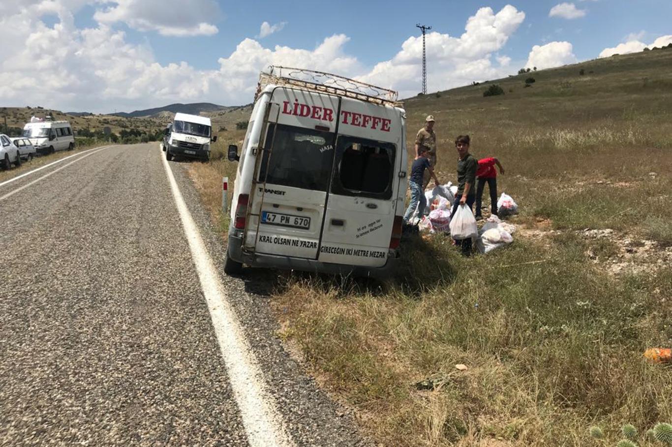 Köy minibüsü yoldan çıktı: 8 yaralı
